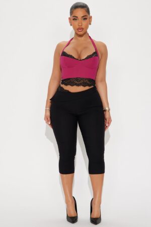 Conjunto de Top Halter y Pantalón Capri con Ribete de Encaje