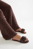Sandalias Deslizables con Detalle de Volantes