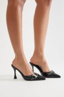Zapatos de Tacón Alto Diseño Bicolor con Detalles Metálicos