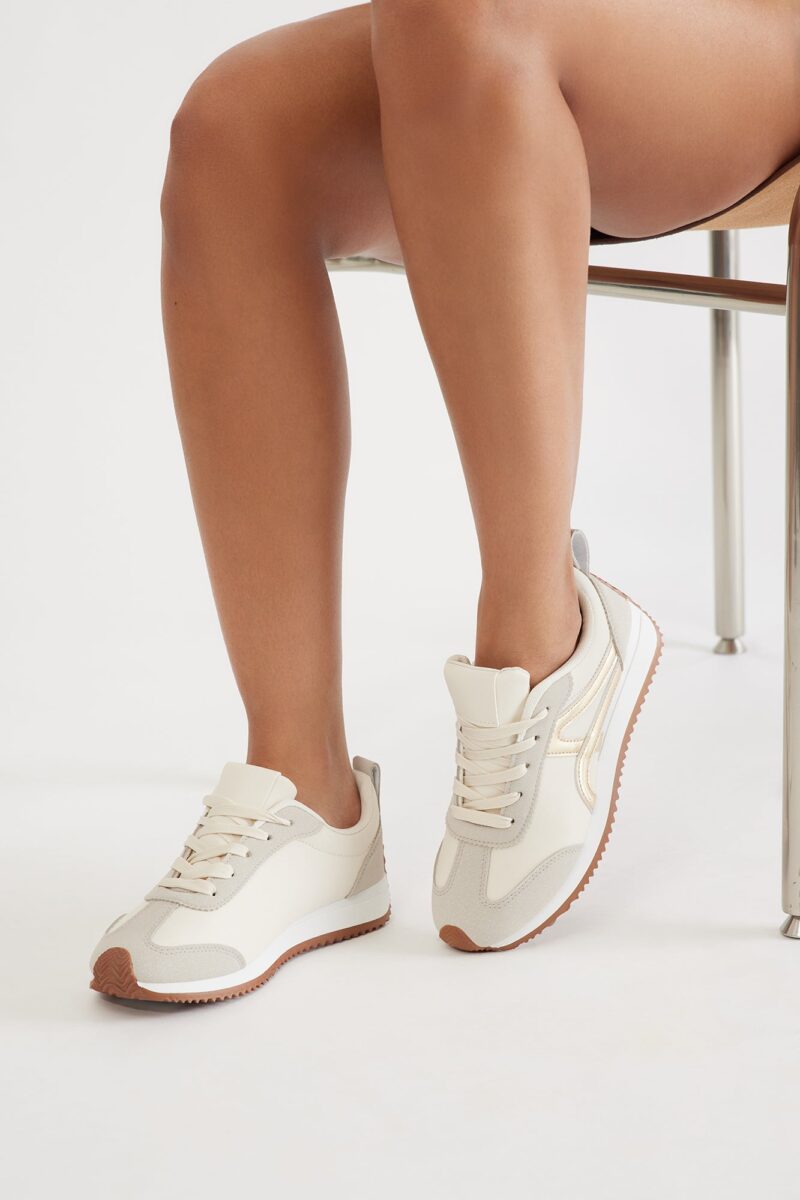 Zapatillas Doradas Bajas con Cordones - Image 2