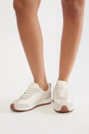 Zapatillas Doradas Bajas con Cordones