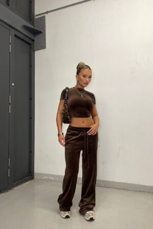 Conjunto de Terciopelo con Pantalón Ancho y Camiseta Crop