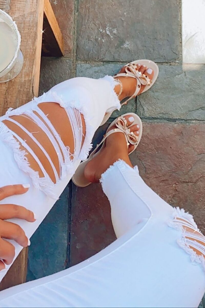 Sandalia Plana con Detalles de Tachuelas